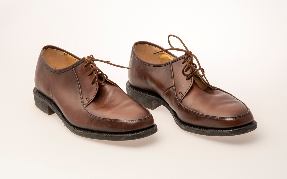 Windsor herresko, skinn, overlær og mellomsåle. Gummi yttersåle. Snøring, størrelse 6,5./39.5.