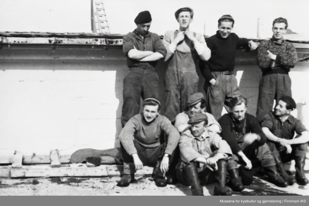 Honningsvåg, Storbukt. Den første arbeidsstokken av mannlige arbeider på FINOTRO (Finnmark & Nordtroms Fiskeindustri), fotografert på kaia utenfor fabrikken. 1953.