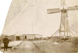 Michail Rostin fotografert foran sitt gruveanlegg for utvinn