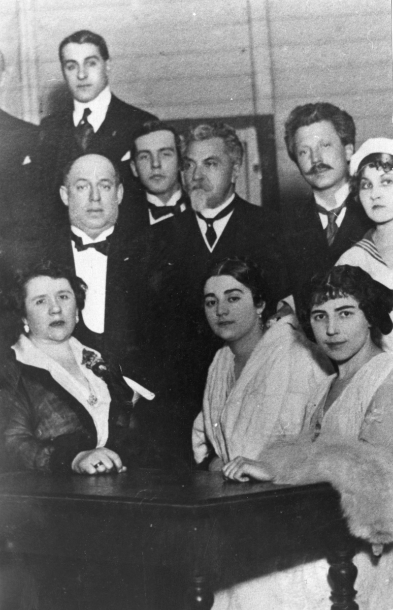 Elisabeth Michailovna Rostin, cellist, midt i første rekke. Rett over henne er Vasily Safonov (1852 – 1918), russisk pianist, dirigent og komponist, og leder av Moskva musikkonservatorium. Øvrige er nok div. kunstnere, bl.a. Boris Samoylovitsj Borisov (1895—1939), skuespiller og sanger - nr. 1 fra venstre, midterste rekke.