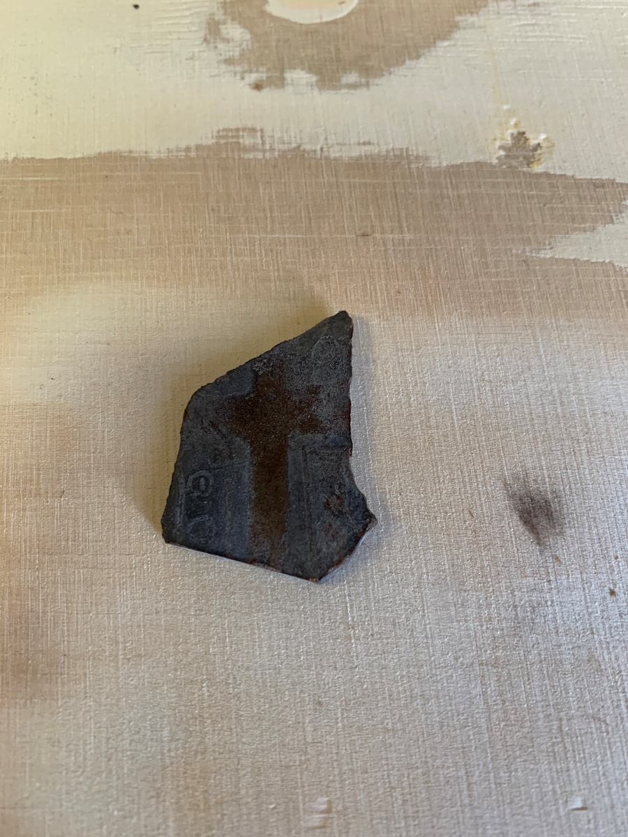 Del av bemålat glas.