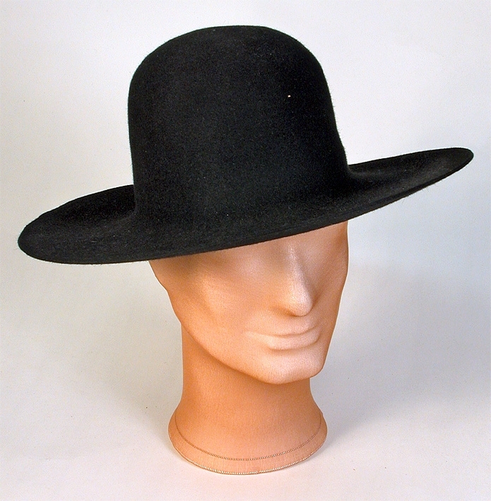 Helt omonterade, rund kulle och stora vida brätten.