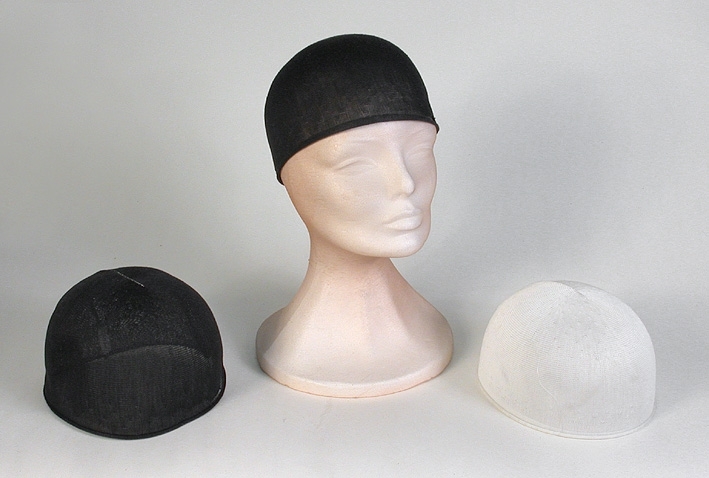 Stommar till hattar. Tre lika formar. Två svarta och en vit.
 :1 Mått: Runt kullen 550 mm. Kullens höjd 180 mm.