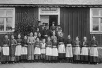 Lärare och elever framför skola i Snöstorps socken, Halland