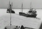 Den danska isbrytaren VAEDEREN av Köpenhamn bogserar det finska motorfartyget AVOMERI av Nystad. Öresund 1963.