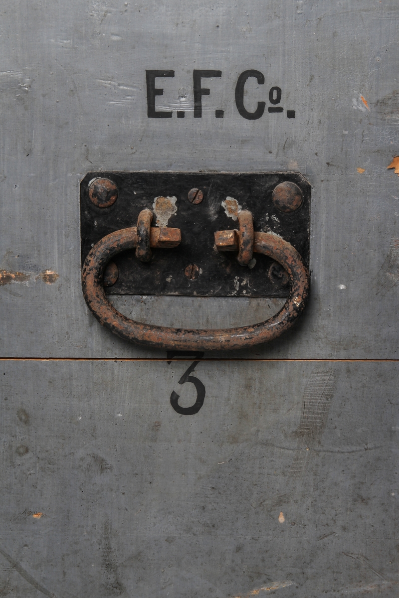 Transportkasse fra Egersunds Fayancefabriks Co. 

Hengslet, flatt lokk. Utvendige beslag og forsterkningslister.