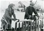 Skerike sn, Västerås, Skerikesby.
Yxan slipas. 1930-tal.