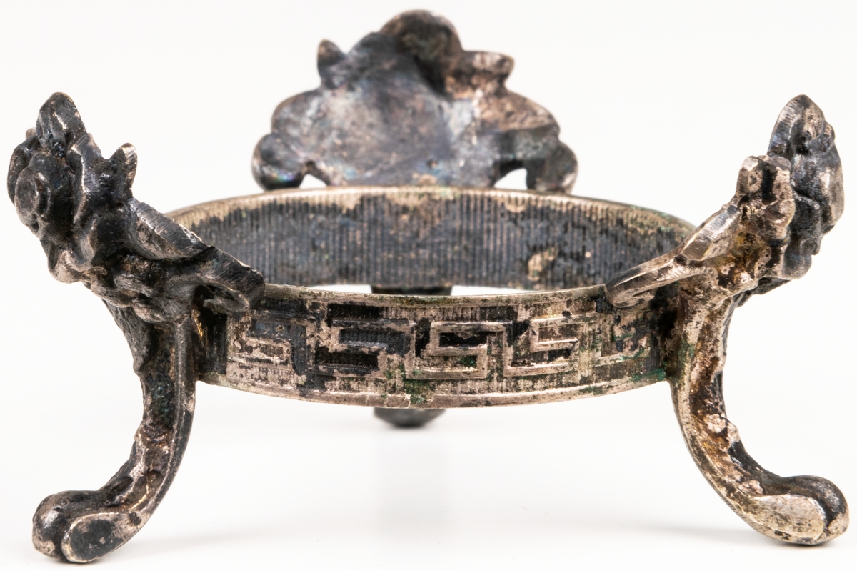 Fot, till saltkar eller dylikt. Rund ring på tre ben.