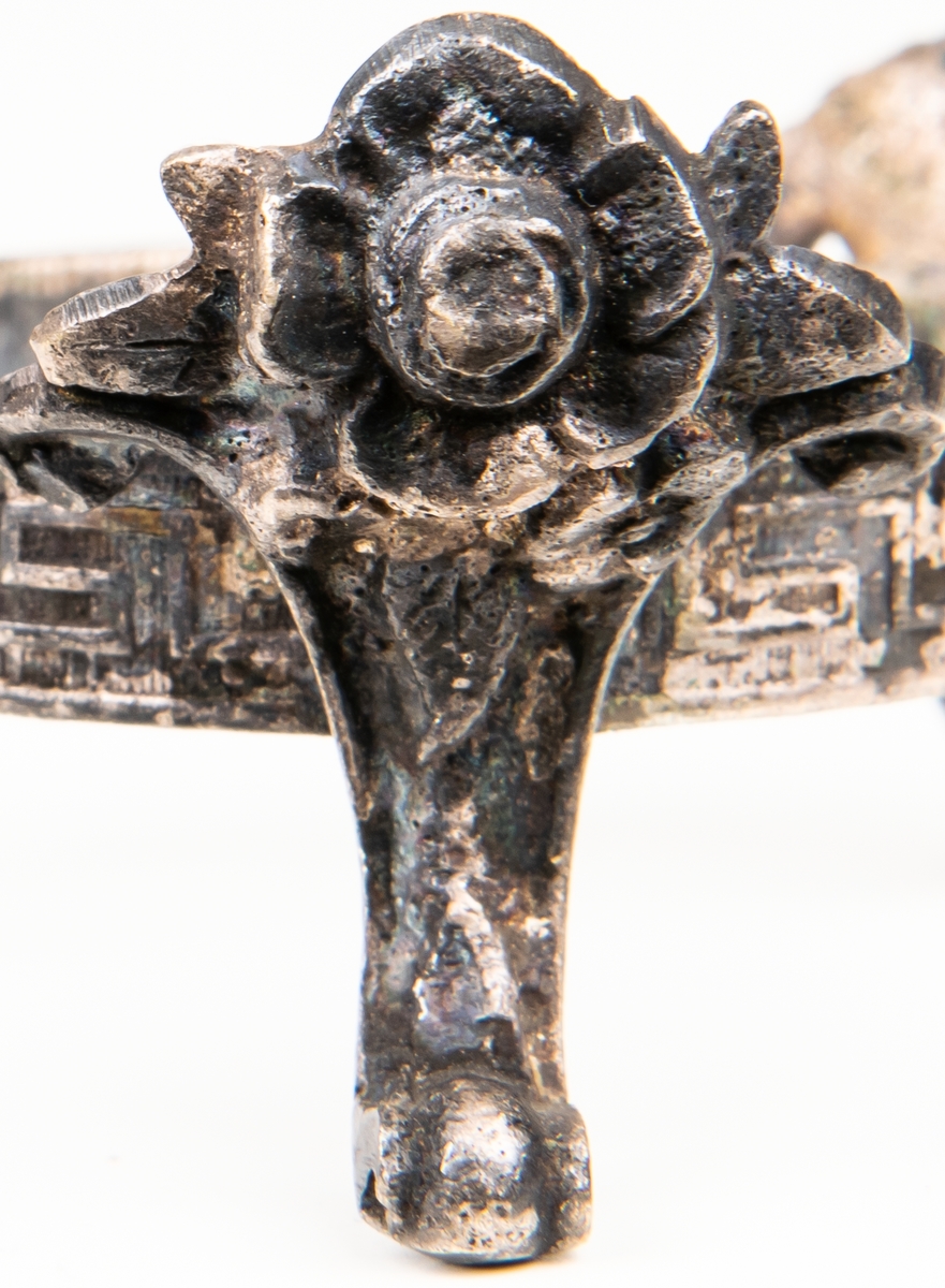 Fot, till saltkar eller dylikt. Rund ring på tre ben.