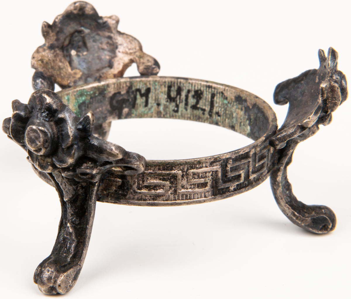 Fot, till saltkar eller dylikt. Rund ring på tre ben.