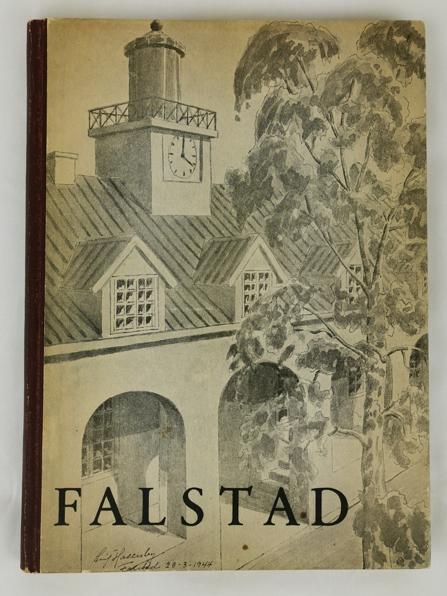 Boka "Falstad", utgitt av Lutherstiftelsens forlag i 1945. Boka inneholder Leif Hallesbys strektegninger fra Falstad og tekster av Eivind Osnes. Osnes var fange på Falstad oktober–desember 1942, Hallesby fra oktober 1942 til mai 1944. Bakerst i boka er gjengitt åtte håndskrevne sider med Hallesbys notater fra celle. Hallesby døde i Sverige i april 1945, under hjemreise fra fangeleirer i Tyskland. Dette eksemplaret av boka har tilhørt hans enke Else Hallesby, og har hennes navnetrekk.