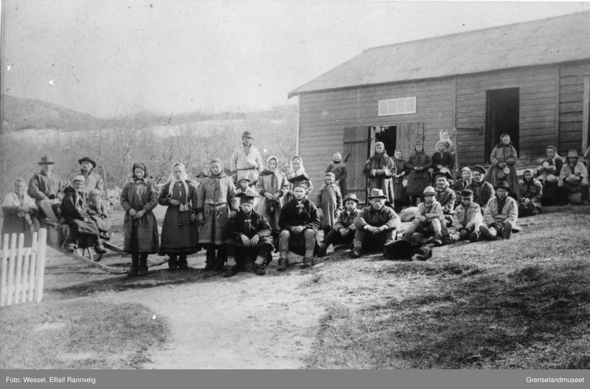 Avskjed med Savio og Must utenfor Solheim, Kirkenes før de deltok i Borchrevincks sydpolsekdpedisjon, 1898. Ole Johnsen Must og Per John Savio sitter foran i midten med familiene sine rundt.