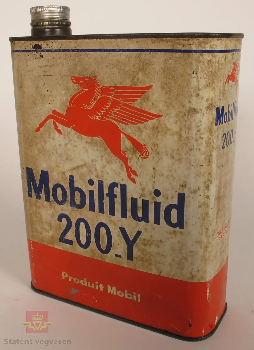 Firkantet metallboks med skrukork på toppen. Hvit, rød og blå. Rød Pegasus og teksten Mobilfluid 200_Y skrevet i blått på hvit bakgrunn samt Produit Mobil skrevet i hvitt på rød bakgrunn på frem og bakside av kannen. På den ene smale siden står det skrevet EXIGEZ SUR LE BOUCHON LA CAPSULE ROUGE DE GARANTIE. På den andre smale siden står det skrevet GRASSIAGE PARFAIT. På toppen er det innpreget i metallet BIDON NON REPRIS og DEVISSEZ innpreget i skrukorken.