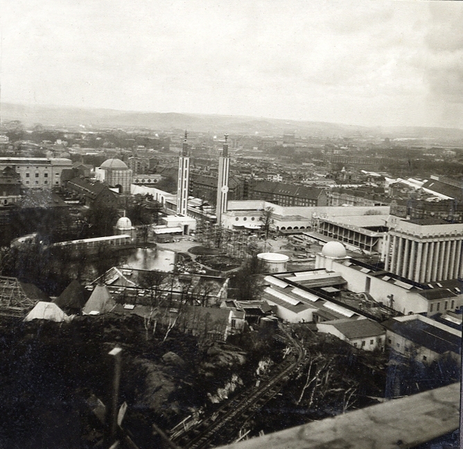 Den s.k. Göteborgsutställningen 1923, under uppförande. Man ser en del utställningshallar och den s.k. Minneshallen m.m.
Över fotot text: " - Göteborg - ".