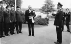 80-årsuppvaktning i hemmet 1975

Regementschefen och några officerskamrater på villauppfarten invid Mälaren.

Fr. v. ser vi:
? 
Jan Forsman
Tom Wetterstrand och
Sten 