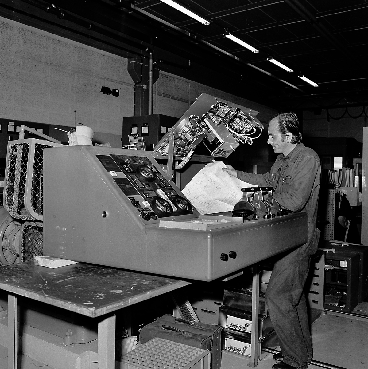 Varvet runt - en bildutställning.
Provning av styrpulpet tillverkad för minröjningsfartyget Landsort i elverkstaden 1986.