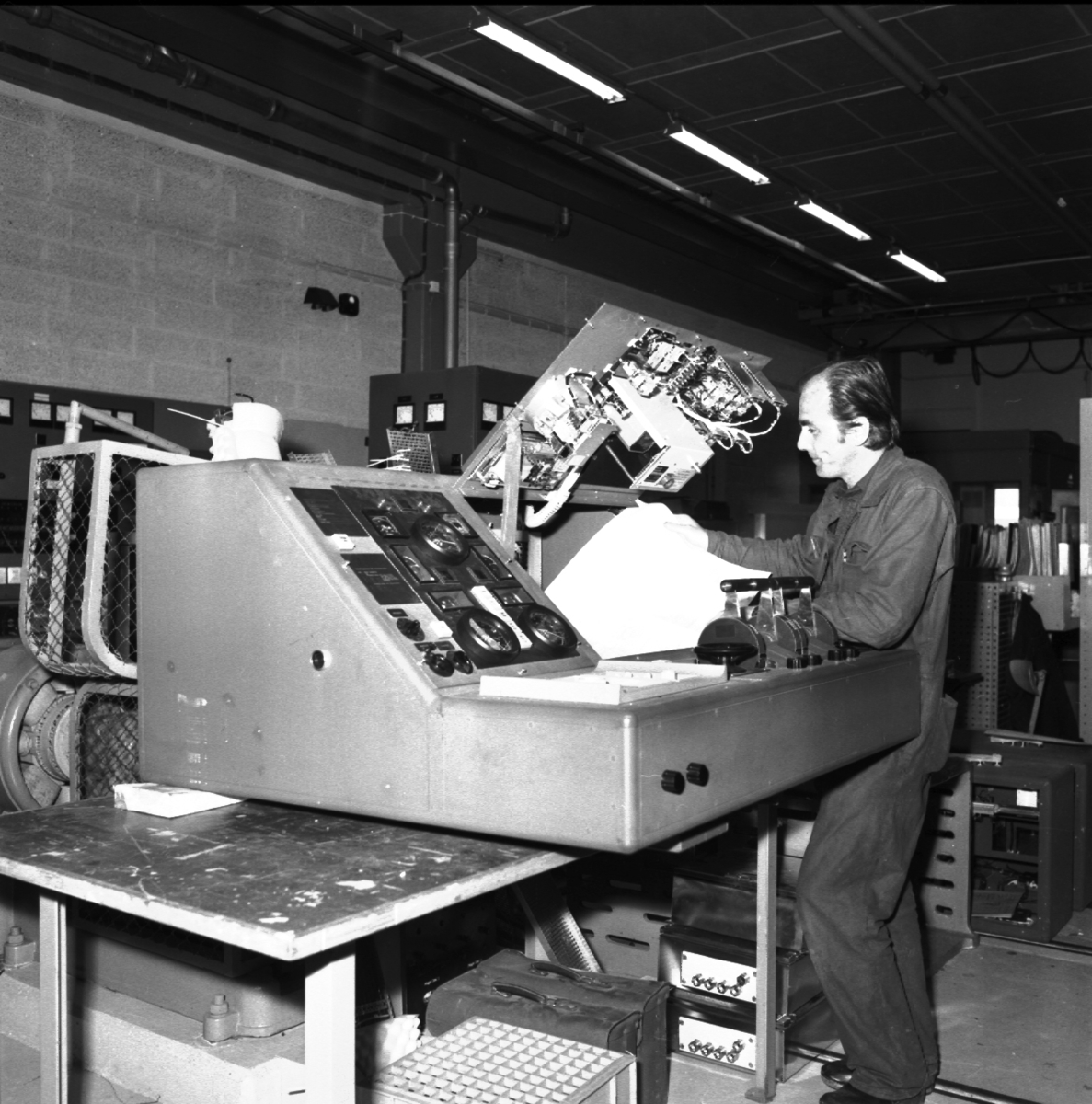 Varvet runt - en bildutställning.
Provning av styrpulpet tillverkad för minröjningsfartyget Landsort i elverkstaden 1986.