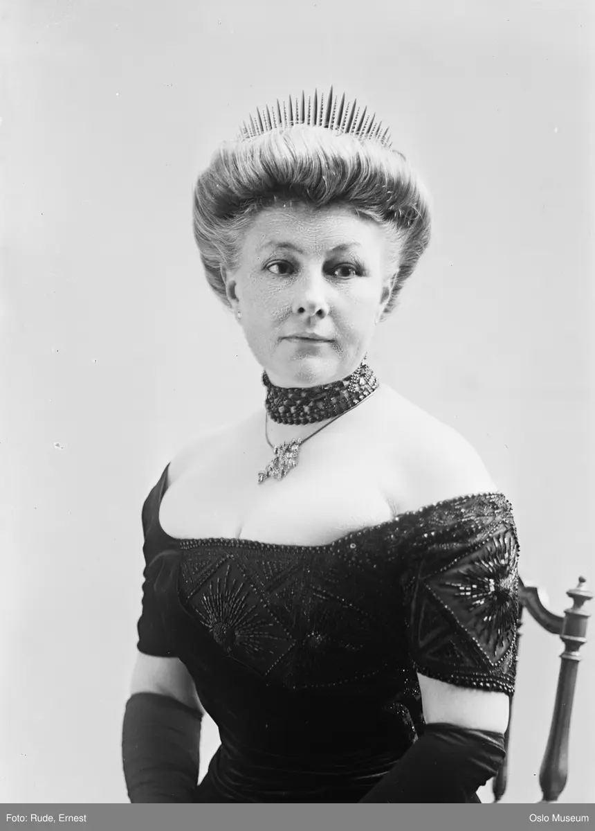 portrett, kvinne, sittende halvfigur, tiara