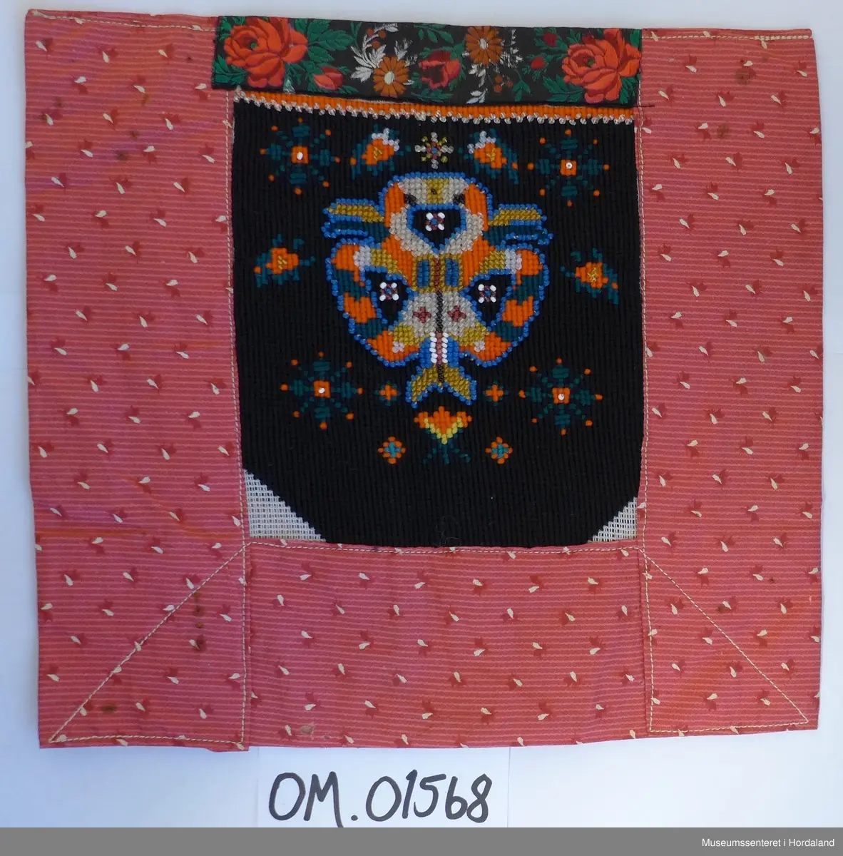 Kross-sting, svarte, med mønster i grønt