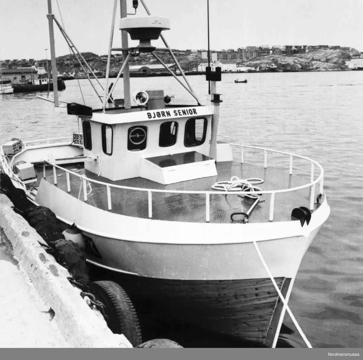 Finnvik Båtbyggeri i Kvisvik overleverte i 1979 en ny sjark til Rolf Gustavsen fra Kristiansund. Sjarken var på 38 fot og var bygget for både garn- og juksafiske. Gustavsen drav fiske både på Mørekysten og utenfor Finnmark. «Bjørn Senior» var den største båten Finnvik hadde levert så langt.  -- "Bjørn Senior" Sjark fra Finnvik. Bildet er fra avisa Tidens Krav sitt arkiv i tidsrommet 1970-1994. Nå i Nordmøre museums fotosamling.