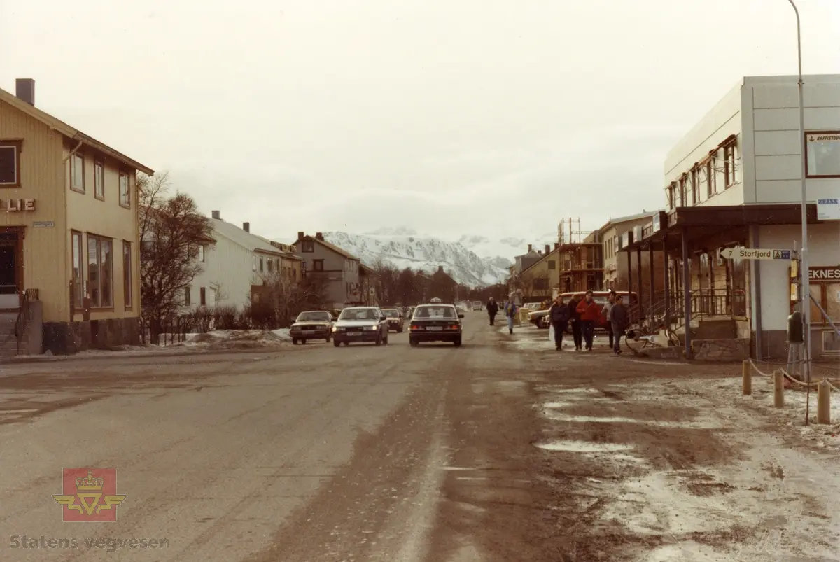 E 10. Leknes sentrum i Vestvågøy kommune før vegomlegging.