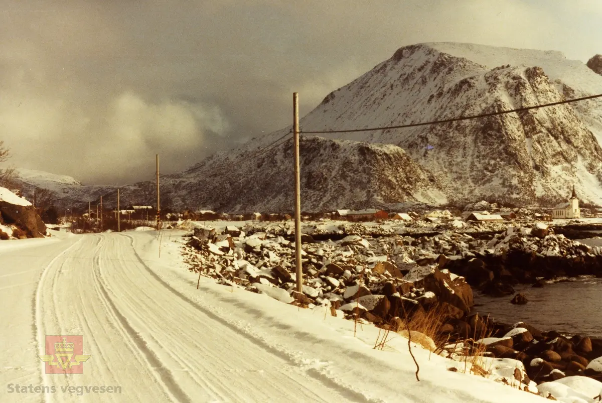 Fv. 815 Smorten-Leknes. 
Bilde 2) Valberg kirke helt til høyre på bildet, mot Rolvsfjord.