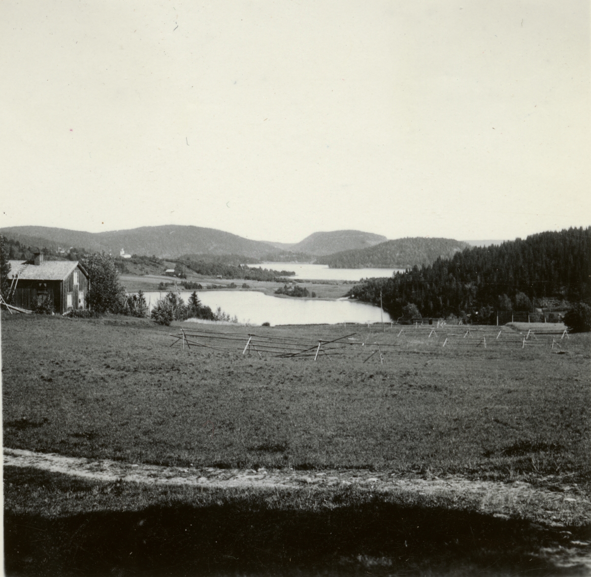 Text i fotoalbum: "Rekogneseringstur i Nordingrå med Beckman och Bergman".

Vännersta, Nordingrå mot Vågsfjärden med kyrkan i bakgrunden.