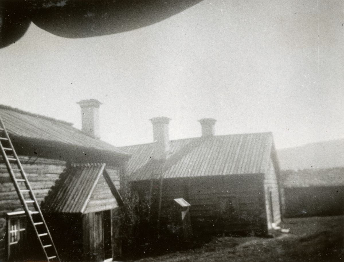 Text i fotoalbum: "Från bilkomp långtur. Karlsgården-hembygdsmuseum i Järfsö".