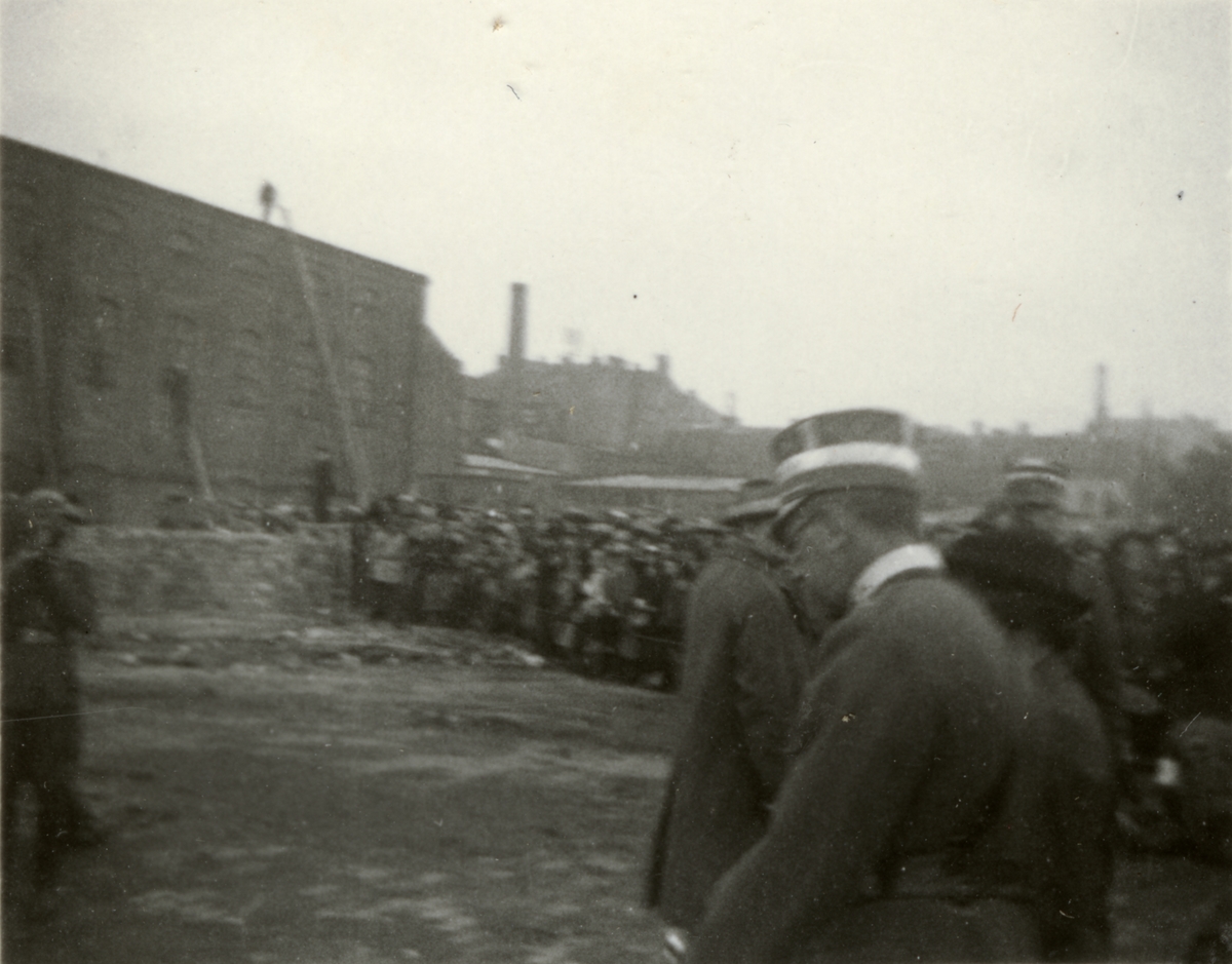 Text i fotoalbum: "1935. Okt. Luftförsvarsövningen i Skåne. "Anfallet"> mot Hälsingborg. Kronprinsen - och försvarsministern i sällskap med flygvapnet anlända".