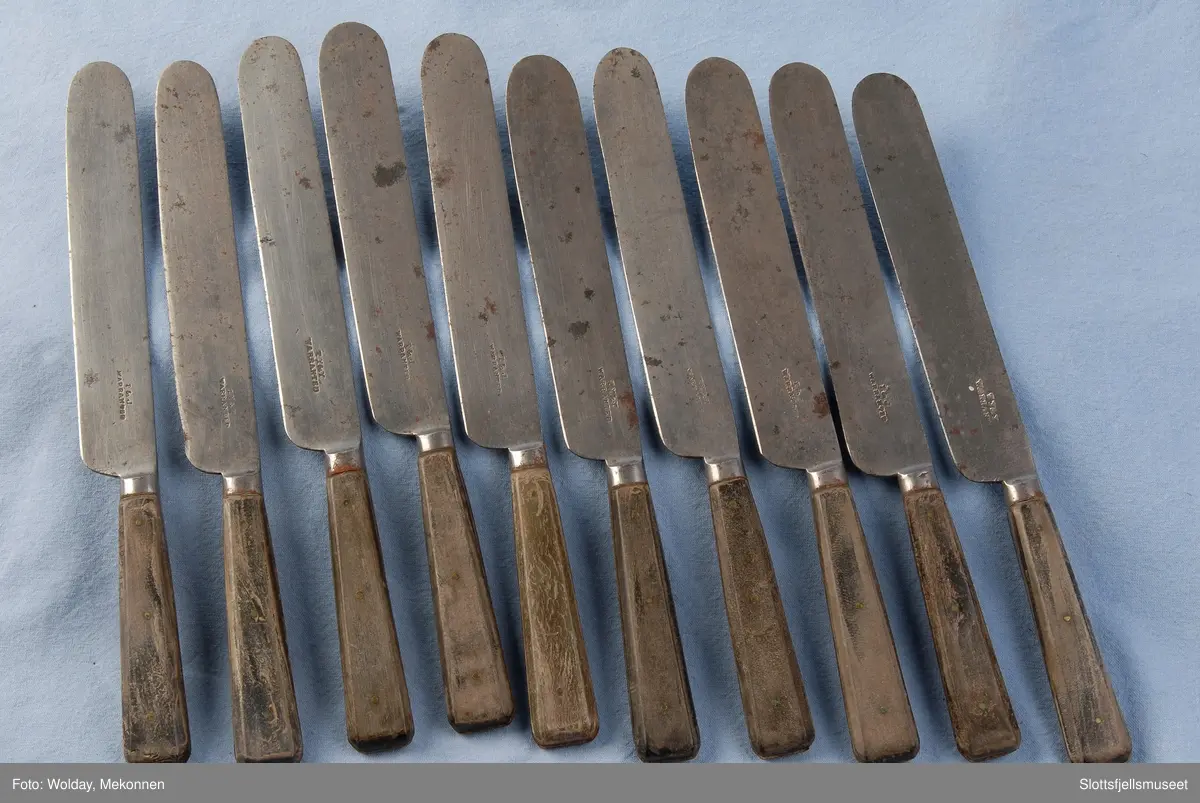 10 stk. stålkniver med treskaft.
VF.12295- A-J