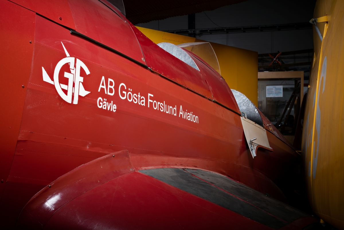 Flygplan av modell Klemm Kl 35. Enmotorigt, lågvingat och tvåsitsigt monoplan med fast landställ. Flygkroppen består av en stålrörsstomme klädd med rödmålad duk och i mindre utsträckning aluminiumplåtar. Vingarna är tillverkade av trä och är likaledes dukklädda. De yttre vingarna är demonterbara och går att fästa längsmed flygkroppen för vägtransport och förrådsställning.