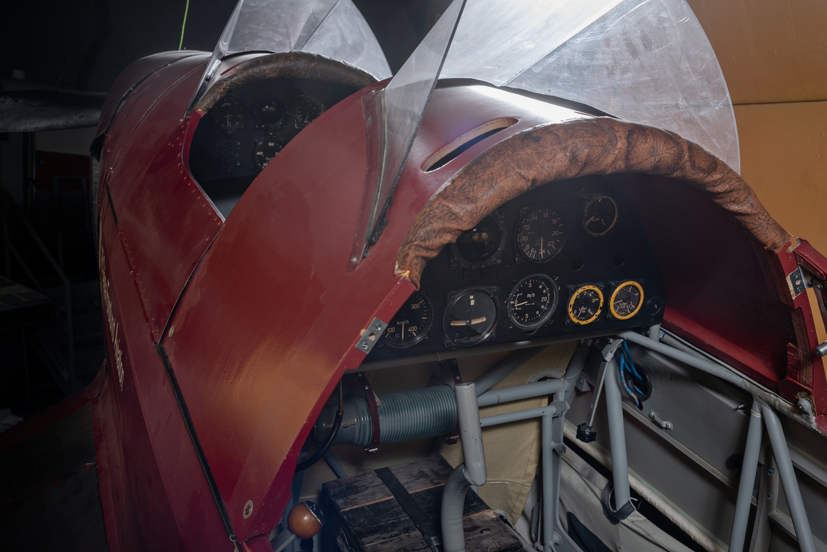 Flygplan av modell Klemm Kl 35. Enmotorigt, lågvingat och tvåsitsigt monoplan med fast landställ. Flygkroppen består av en stålrörsstomme klädd med rödmålad duk och i mindre utsträckning aluminiumplåtar. Vingarna är tillverkade av trä och är likaledes dukklädda. De yttre vingarna är demonterbara och går att fästa längsmed flygkroppen för vägtransport och förrådsställning.