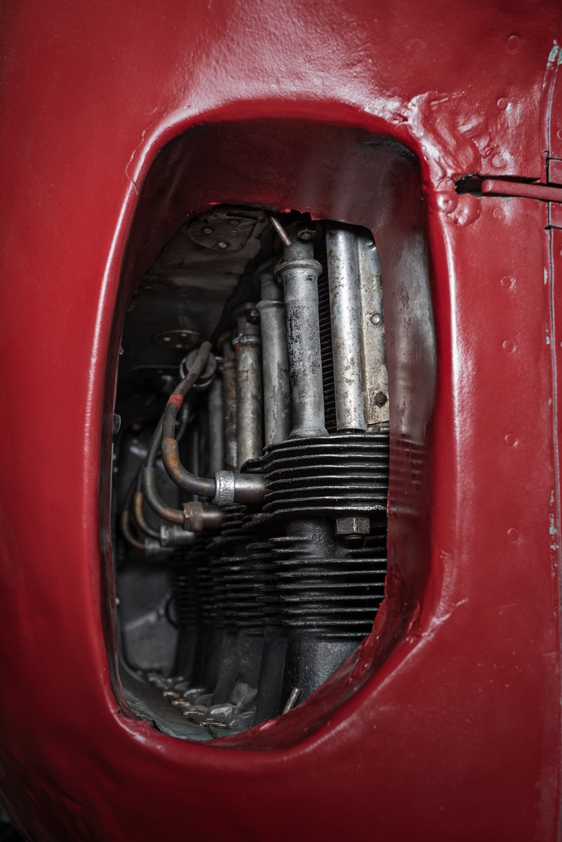 Flygplan av modell Klemm Kl 35. Enmotorigt, lågvingat och tvåsitsigt monoplan med fast landställ. Flygkroppen består av en stålrörsstomme klädd med rödmålad duk och i mindre utsträckning aluminiumplåtar. Vingarna är tillverkade av trä och är likaledes dukklädda. De yttre vingarna är demonterbara och går att fästa längsmed flygkroppen för vägtransport och förrådsställning.