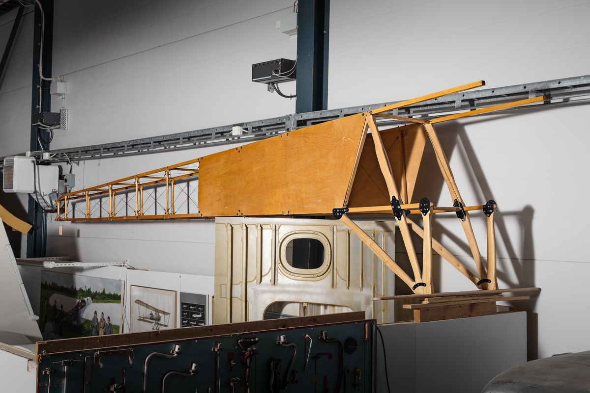 Flygplan av modell Albatross. Enmotorigt, dubbeldäckat propellerflygplan med två sittplatser i tandem. Flygplanet är uppbyggt av trä, med ving- och andra stöttor av metall. Endast framkroppen och enstaka andra delar är original. Vingar, bakkropp med stabilisator, fen- och höjdroder, styrsystem, bränsletankar och baldakin (stöttorna mellan översidan av flygkroppen och övervingarnas infästning) är nytillverkade.