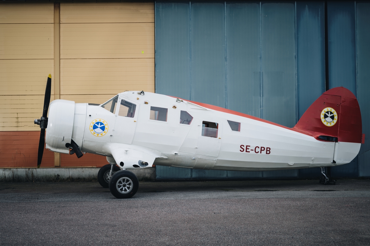 Flygplan av modell Noorduyn Norseman. Enmotorigt, högvingat propellerflygplan med fast landställ. Kan utrustas med hjul, skidor eller flottörer. Plats för två piloter side-by-side, och sex stolar i en täckt kabin. Flygkroppen utgörs av en svetsad stålrörsstomme och vingar av trä. Både flygkropp och vingar är dukklädda. Flygplanet är delvis demonterat. Vitmålat med röd dekor: "Norrlandsflyg".