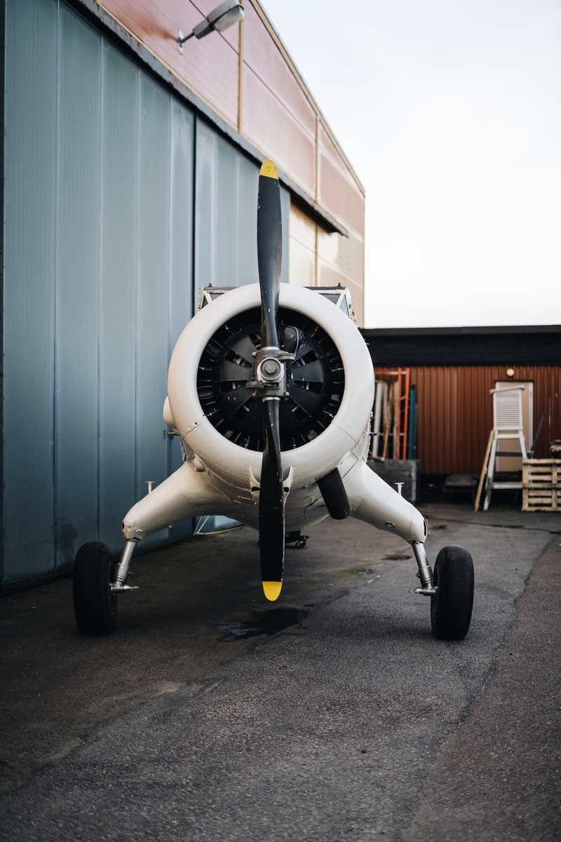 Flygplan av modell Noorduyn Norseman. Enmotorigt, högvingat propellerflygplan med fast landställ. Kan utrustas med hjul, skidor eller flottörer. Plats för två piloter side-by-side, och sex stolar i en täckt kabin. Flygkroppen utgörs av en svetsad stålrörsstomme och vingar av trä. Både flygkropp och vingar är dukklädda. Flygplanet är delvis demonterat. Vitmålat med röd dekor: "Norrlandsflyg".