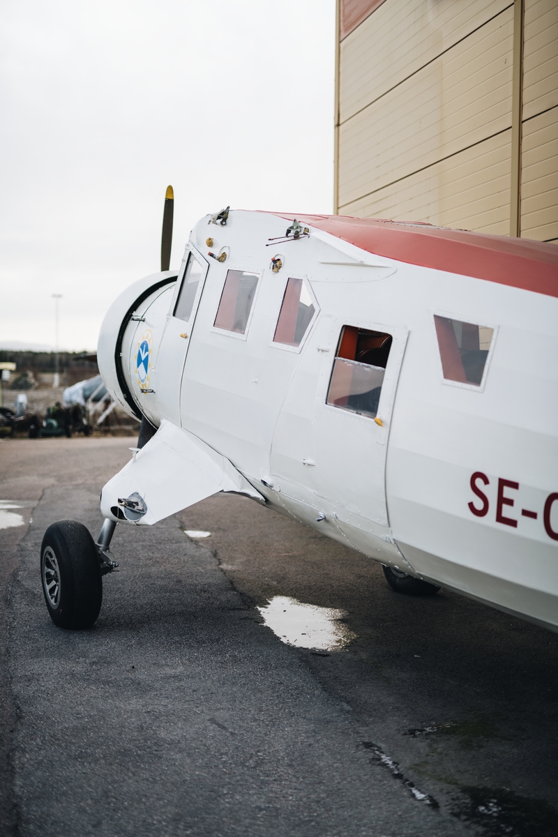 Flygplan av modell Noorduyn Norseman. Enmotorigt, högvingat propellerflygplan med fast landställ. Kan utrustas med hjul, skidor eller flottörer. Plats för två piloter side-by-side, och sex stolar i en täckt kabin. Flygkroppen utgörs av en svetsad stålrörsstomme och vingar av trä. Både flygkropp och vingar är dukklädda. Flygplanet är delvis demonterat. Vitmålat med röd dekor: "Norrlandsflyg".