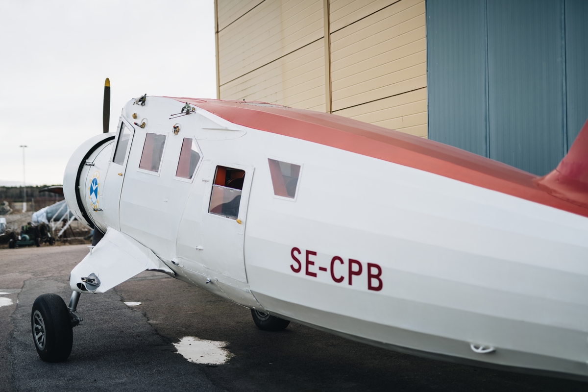 Flygplan av modell Noorduyn Norseman. Enmotorigt, högvingat propellerflygplan med fast landställ. Kan utrustas med hjul, skidor eller flottörer. Plats för två piloter side-by-side, och sex stolar i en täckt kabin. Flygkroppen utgörs av en svetsad stålrörsstomme och vingar av trä. Både flygkropp och vingar är dukklädda. Flygplanet är delvis demonterat. Vitmålat med röd dekor: "Norrlandsflyg".