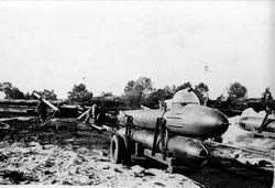 Torpedo og miniubåt på en tilhenger.