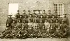 Gruppfoto på kaserngården, 1924-25

Pionjärer
Befälet på andra raden fr.v.
Underlöjtnant Gösta Klettner (med Dagofficersbricka)
Kapten Emil Montell
Sergeanterna Wannberg och Åblad.