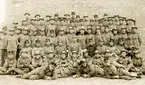 Gruppfoto på kaserngården, 1925-26

IV. Fördelningens signalkompani
I mitten kompanichefen, kapten Per-Erik Malmström. T.v. om honom sitter adjutanten, sergeant Edvin Ilou, följd av okänd och därefter blivande posttjänstemannen Pettersson.

T.h. om kapten Malmström sitter hans två avdelningschefer, sergeanterna Gustaf Falk i uniform m/ä, och Gustaf Holmberg (död 1983).
Därefter ?, Sten Sund och Wickerman.
Längst t.v. står 