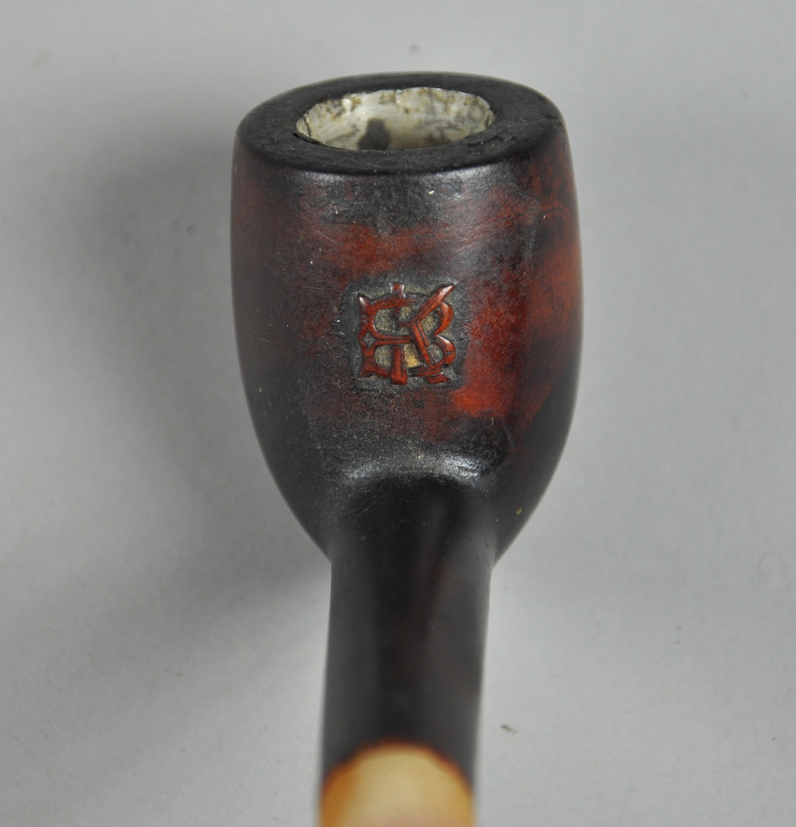 Pipe med pipehode av merskum og munnstykke av rav. På pipehodet er det et monogram.