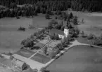 Flygfoto över Svarttorps kyrka i Jönköpings kommun. 1304 / 1966