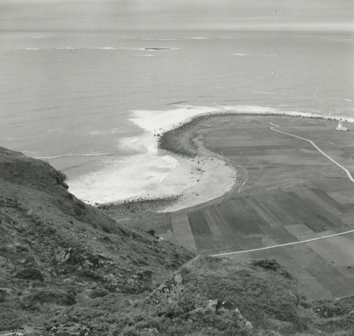 Oversiktsbilder av Alnes der man ser hvordan bebyggelsen er plassert tett sammen. Motiv er tatt fra fjellet over.