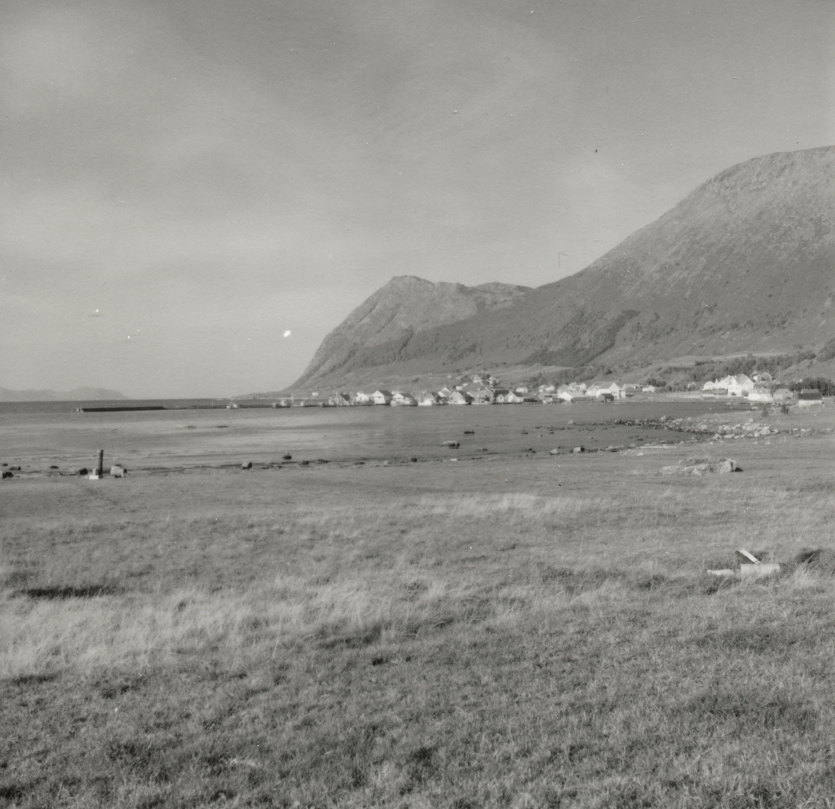 Prospektfotografi i serie fra sør-østsiden av Godøy ved havna. Her ligger Gøygarden, den gården som hadde det største fellestunet i Borgund og Giske.
