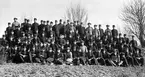 Gruppfoto, omkring 1912

Regementets vinterskolor 1912-13, förlagda till Strängnäs
Kasernerna i Strängnäs var klara först 1921, oklart var vinterskolan var inkvarterad.

Befälet i översta raden fr.v.

1.  Sergeant Nils Johan Melander
2.  Kapten Broms
3.  Löjtnant Carl Leijonhufvud
4.  Löjtnant Paul Engdahl
5.  Underlöjtnant Karl Henrik Parment
6.  Fanjunkare Jensen
7.  Underlöjtnant Hjalmar Odqvist
8.  Underlöjtnant Carl Norberg.