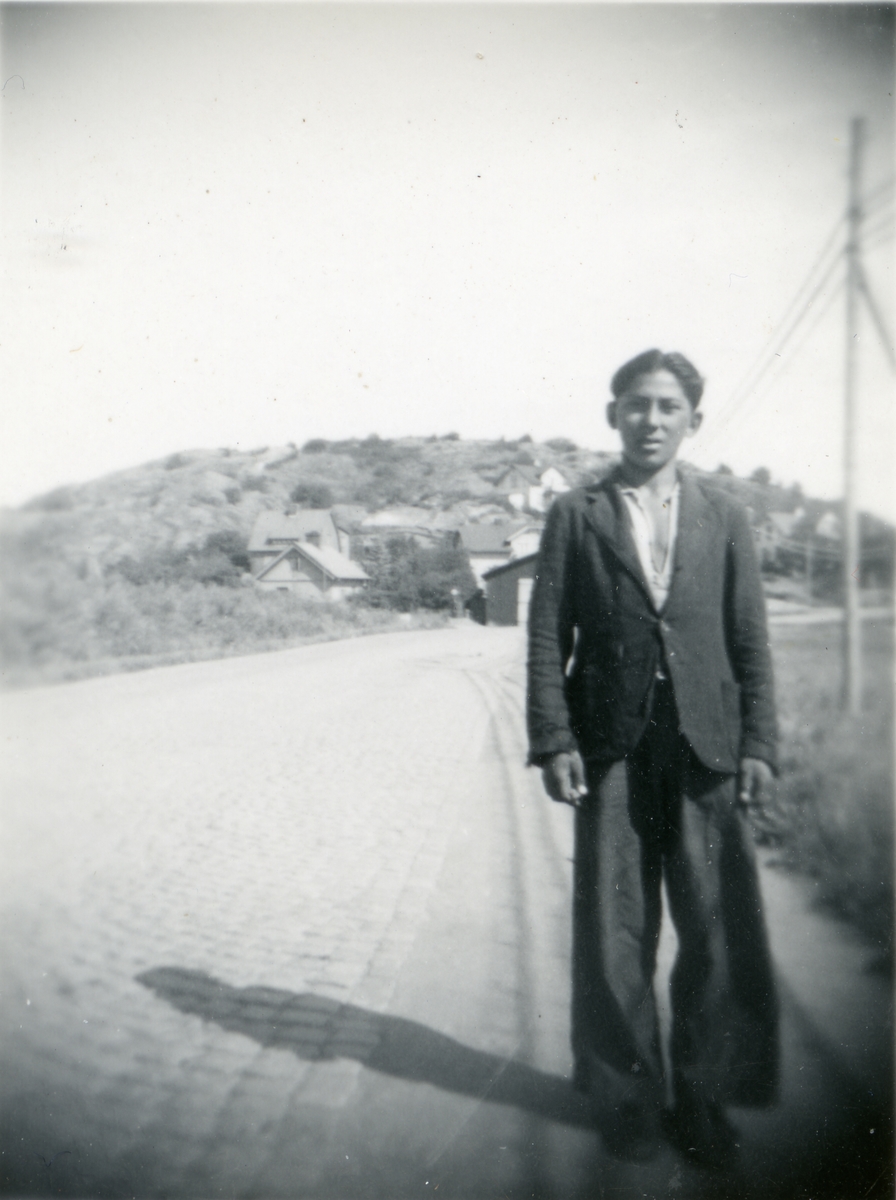 En pojke står vid en landsväg i Tingstad, Göteborg 1943. I Göteborg finns flera platser runt om i staden med koppling till svenskromsk 1900-talshistoria.