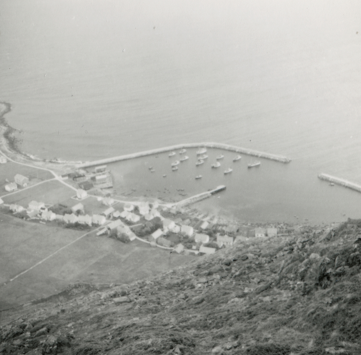 Oversiktsbilder over havna og bebyggelse på Alnes, Godøy.