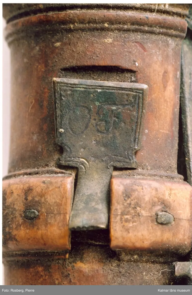 KLM 14811. Oboe, barockoboe. Av trä, metall och ben, eventuellt elfenben. Klaffar av metall, två fyrkantiga och en hjärtformad. Består av två delar, ej komplett, delar saknas. Försedd med Stålhammarska vapnet samt OFSH, majoren Otto Fredrik Stålhammars initialer. Tillverkarstämpel på båda delarna, text på språkband, otydlig text: H LVBBKE.