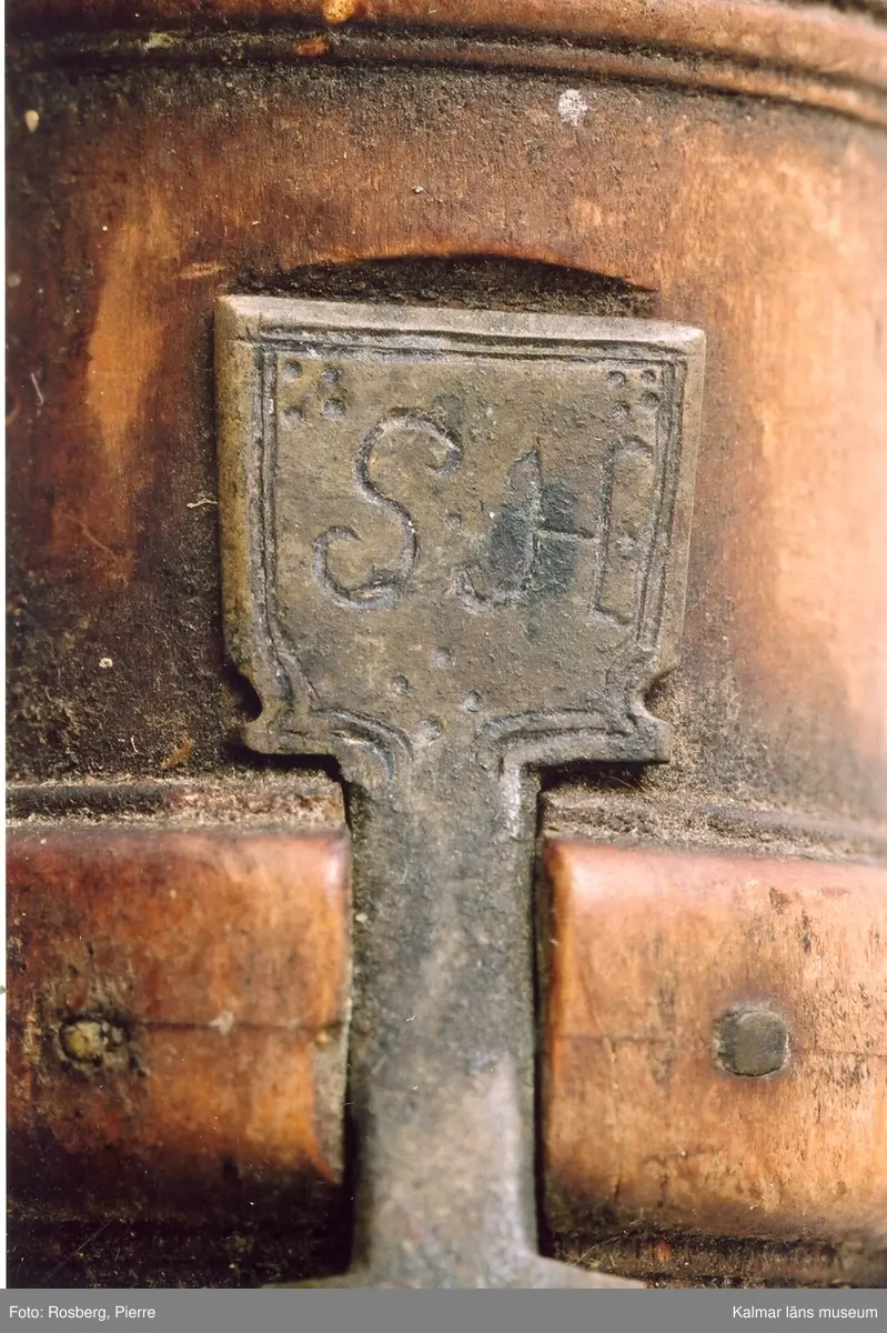 KLM 14811. Oboe, barockoboe. Av trä, metall och ben, eventuellt elfenben. Klaffar av metall, två fyrkantiga och en hjärtformad. Består av två delar, ej komplett, delar saknas. Försedd med Stålhammarska vapnet samt OFSH, majoren Otto Fredrik Stålhammars initialer. Tillverkarstämpel på båda delarna, text på språkband, otydlig text: H LVBBKE.